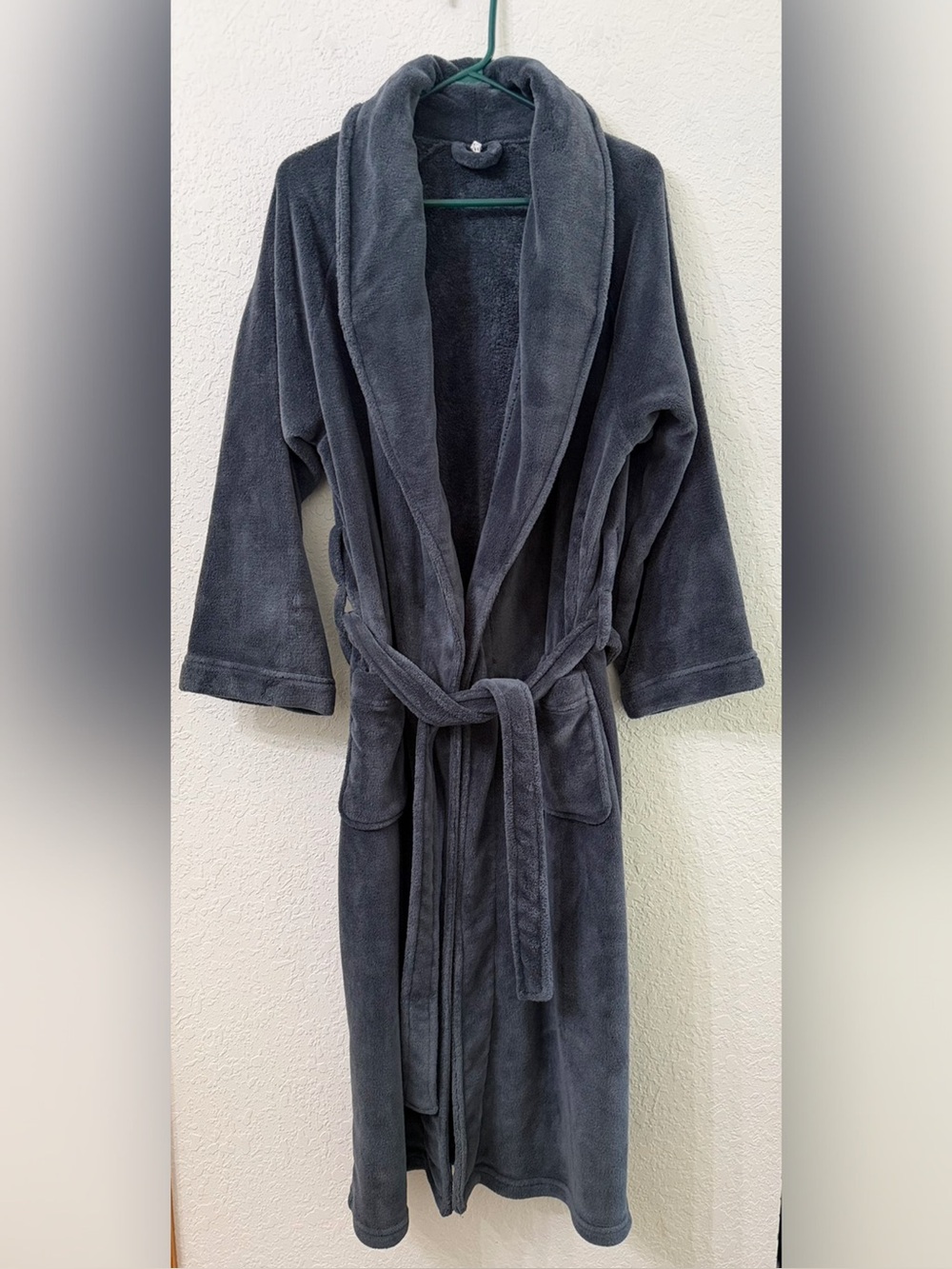 Pottery Barn Plush Throw Blanket in Charcoal Gray Size Medium